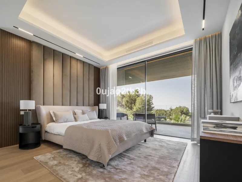 Stunning brand new villa in the best location in Marbella. Perfectly communicated to the main roads that drive you to the airport, Puerto Banús and just a few minutes away from Marbella's center. This state-of-the-art new villa occupies a 1.050m2 plot pos