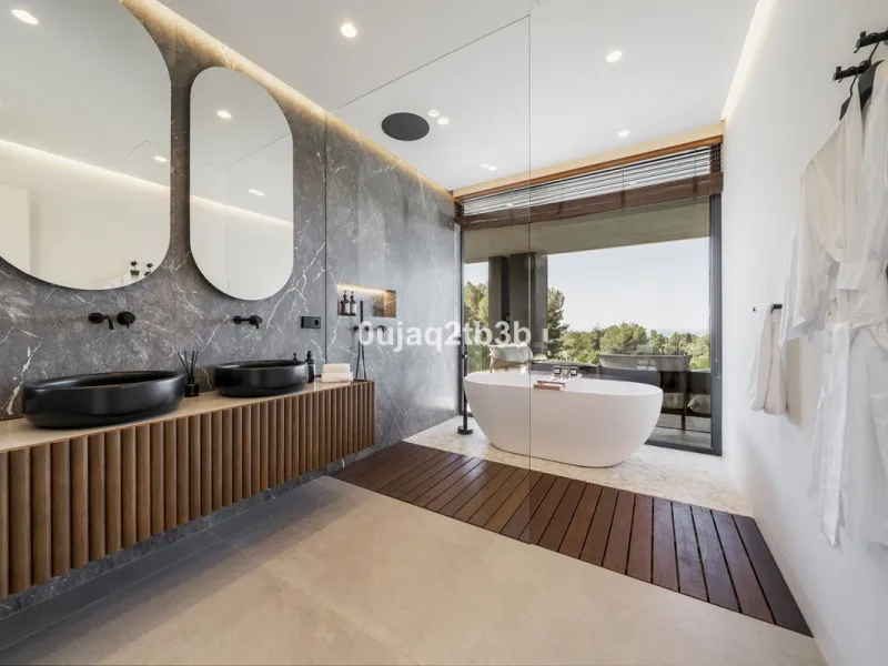 Stunning brand new villa in the best location in Marbella. Perfectly communicated to the main roads that drive you to the airport, Puerto Banús and just a few minutes away from Marbella's center. This state-of-the-art new villa occupies a 1.050m2 plot pos