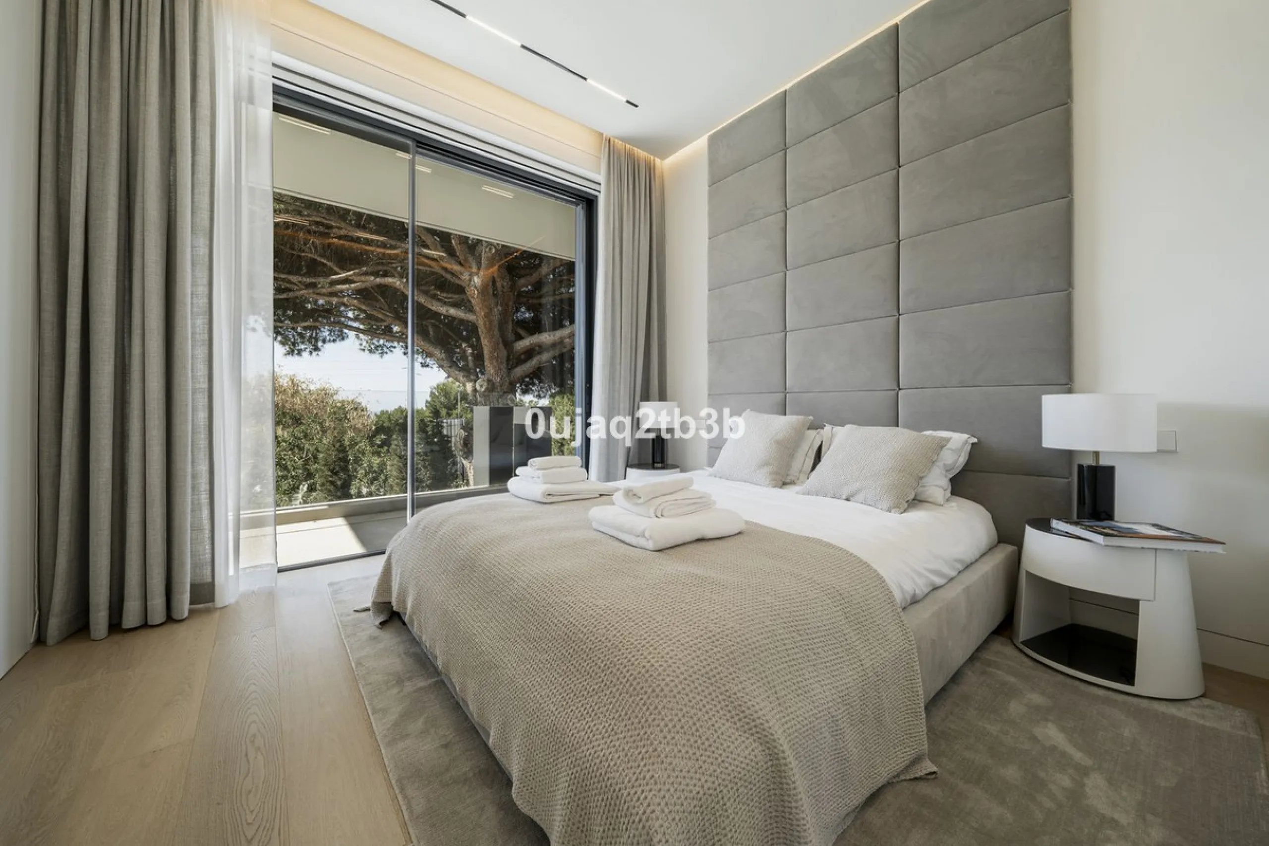 Stunning brand new villa in the best location in Marbella. Perfectly communicated to the main roads that drive you to the airport, Puerto Banús and just a few minutes away from Marbella's center. This state-of-the-art new villa occupies a 1.050m2 plot pos