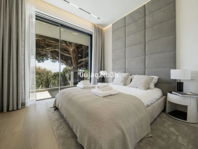 Stunning brand new villa in the best location in Marbella. Perfectly communicated to the main roads that drive you to the airport, Puerto Banús and just a few minutes away from Marbella's center. This state-of-the-art new villa occupies a 1.050m2 plot pos
