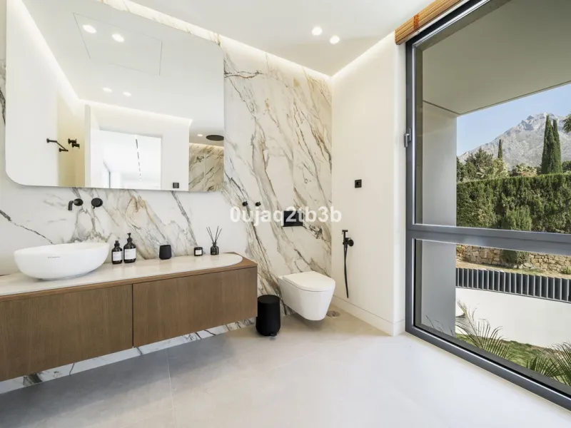 Stunning brand new villa in the best location in Marbella. Perfectly communicated to the main roads that drive you to the airport, Puerto Banús and just a few minutes away from Marbella's center. This state-of-the-art new villa occupies a 1.050m2 plot pos