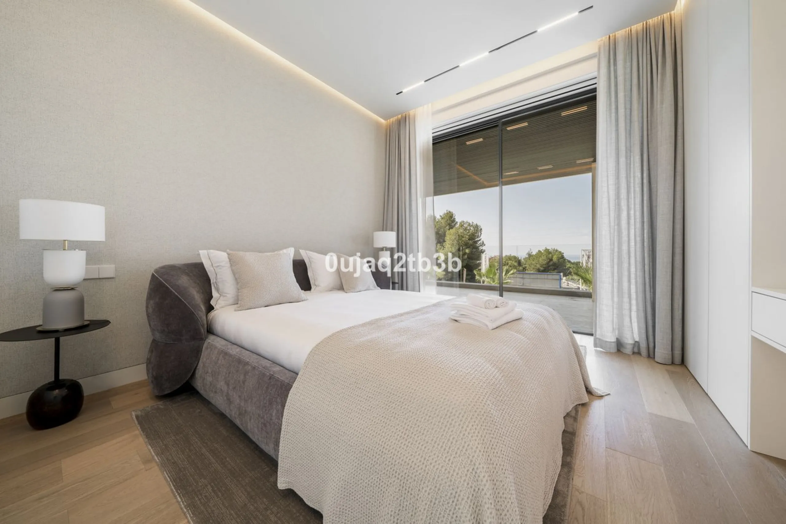Stunning brand new villa in the best location in Marbella. Perfectly communicated to the main roads that drive you to the airport, Puerto Banús and just a few minutes away from Marbella's center. This state-of-the-art new villa occupies a 1.050m2 plot pos