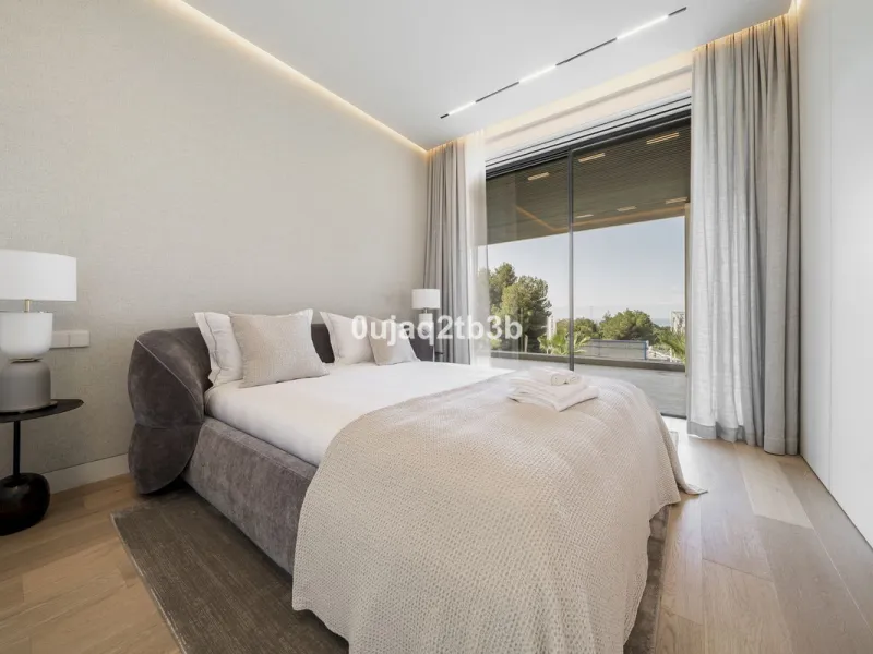 Stunning brand new villa in the best location in Marbella. Perfectly communicated to the main roads that drive you to the airport, Puerto Banús and just a few minutes away from Marbella's center. This state-of-the-art new villa occupies a 1.050m2 plot pos