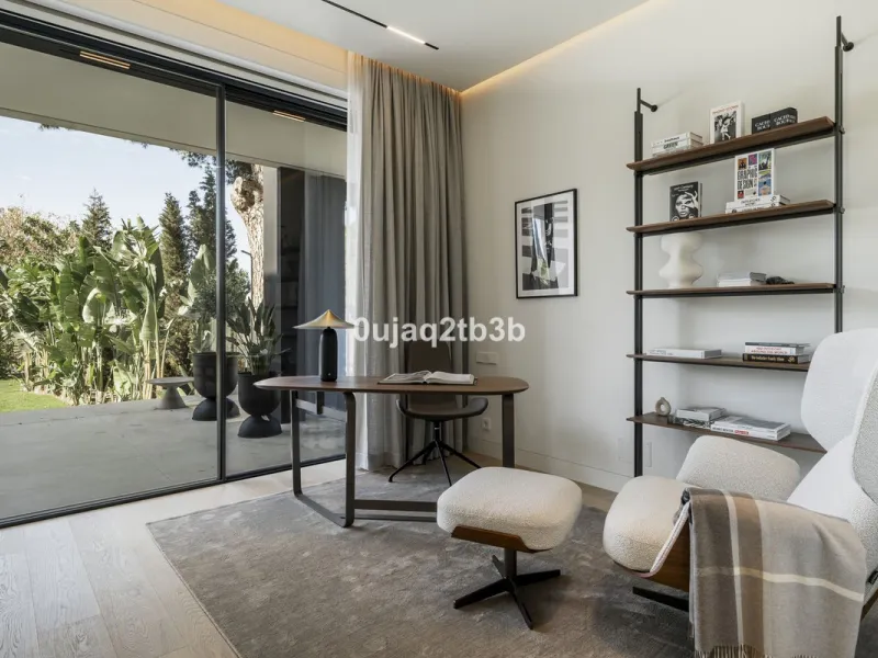 Stunning brand new villa in the best location in Marbella. Perfectly communicated to the main roads that drive you to the airport, Puerto Banús and just a few minutes away from Marbella's center. This state-of-the-art new villa occupies a 1.050m2 plot pos