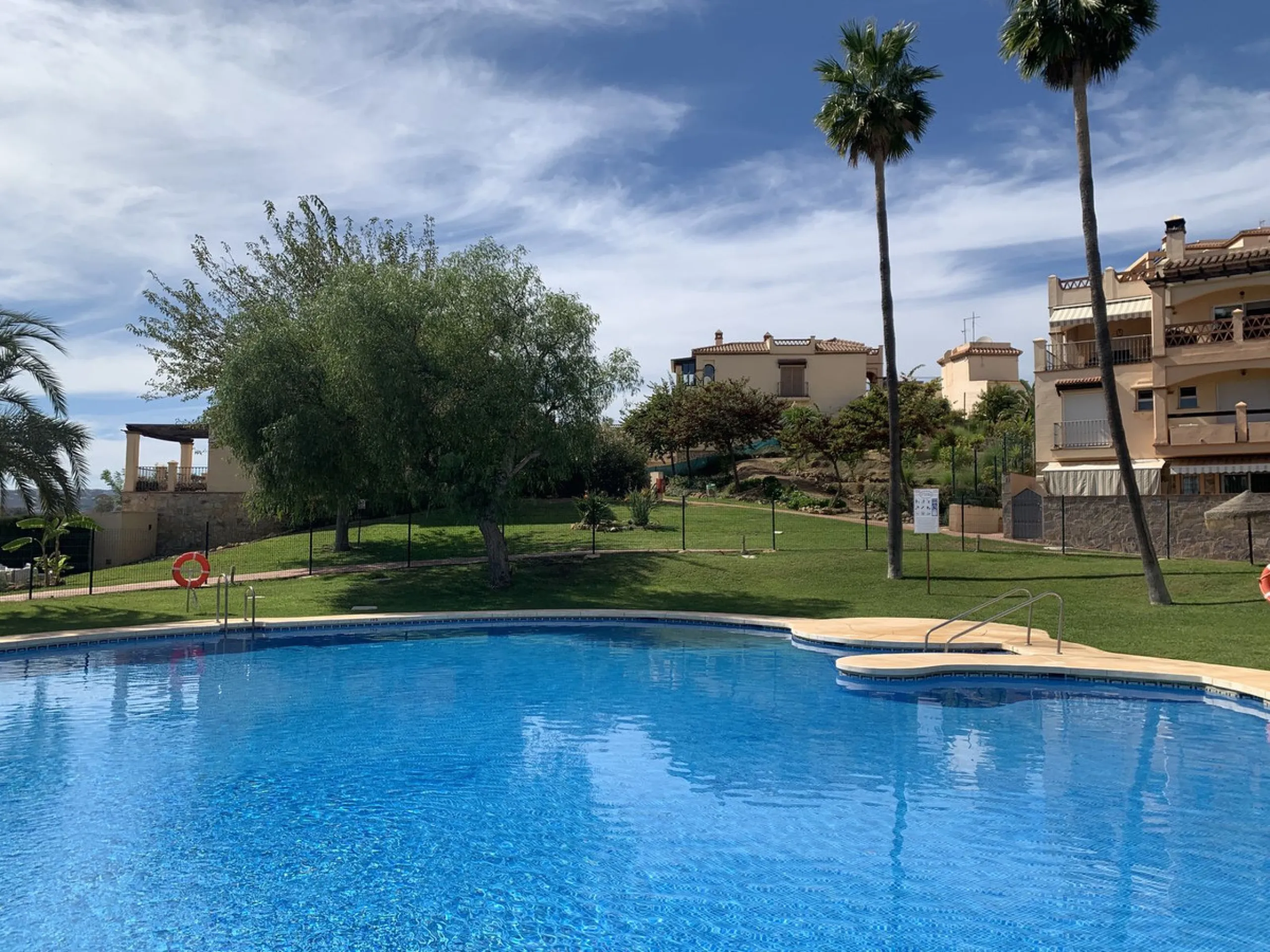 A very comfortable home located in the well established urbanisation of Mijas Golf. This spacious house has bright spacious rooms throughout including, on the top floor, a brand new open plan kitchen, lovely lounge diner with fireplace plus a large bedroo