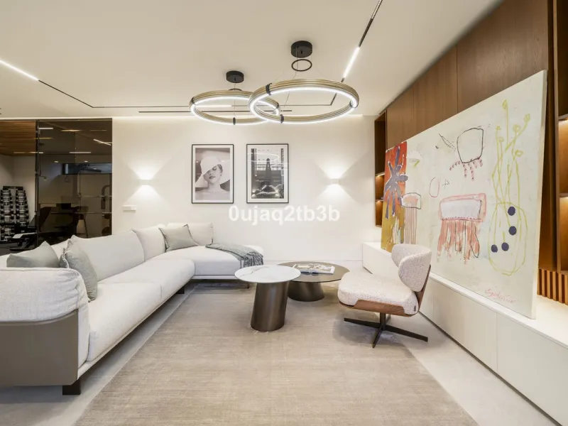 Stunning brand new villa in the best location in Marbella. Perfectly communicated to the main roads that drive you to the airport, Puerto Banús and just a few minutes away from Marbella's center. This state-of-the-art new villa occupies a 1.050m2 plot pos
