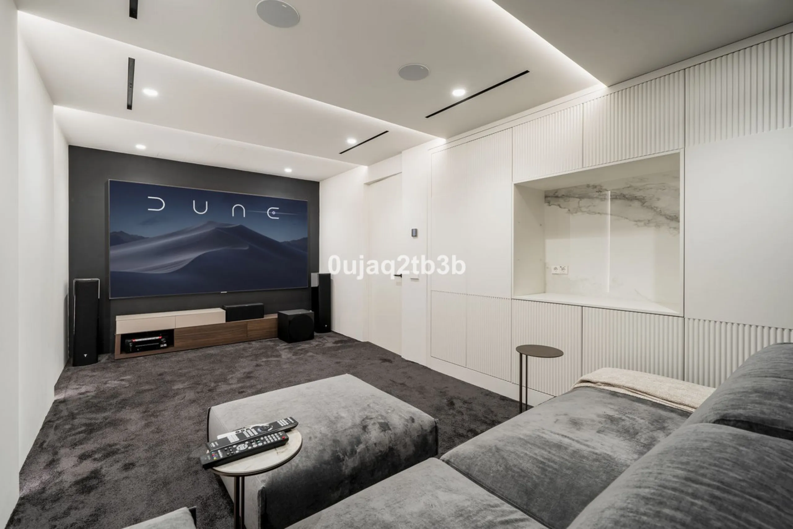 Stunning brand new villa in the best location in Marbella. Perfectly communicated to the main roads that drive you to the airport, Puerto Banús and just a few minutes away from Marbella's center. This state-of-the-art new villa occupies a 1.050m2 plot pos
