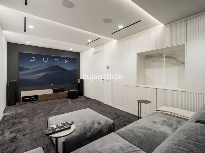 Stunning brand new villa in the best location in Marbella. Perfectly communicated to the main roads that drive you to the airport, Puerto Banús and just a few minutes away from Marbella's center. This state-of-the-art new villa occupies a 1.050m2 plot pos
