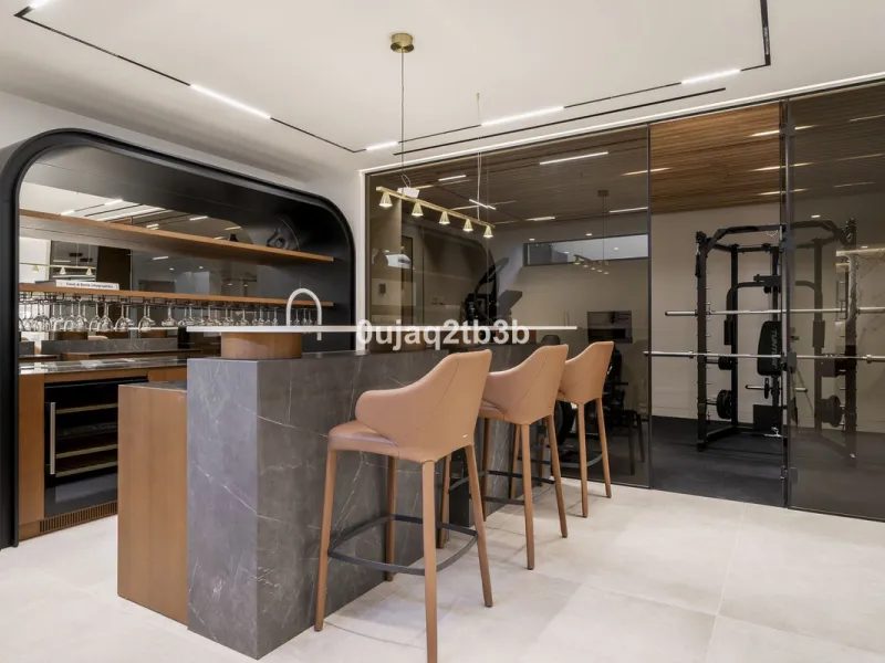 Stunning brand new villa in the best location in Marbella. Perfectly communicated to the main roads that drive you to the airport, Puerto Banús and just a few minutes away from Marbella's center. This state-of-the-art new villa occupies a 1.050m2 plot pos