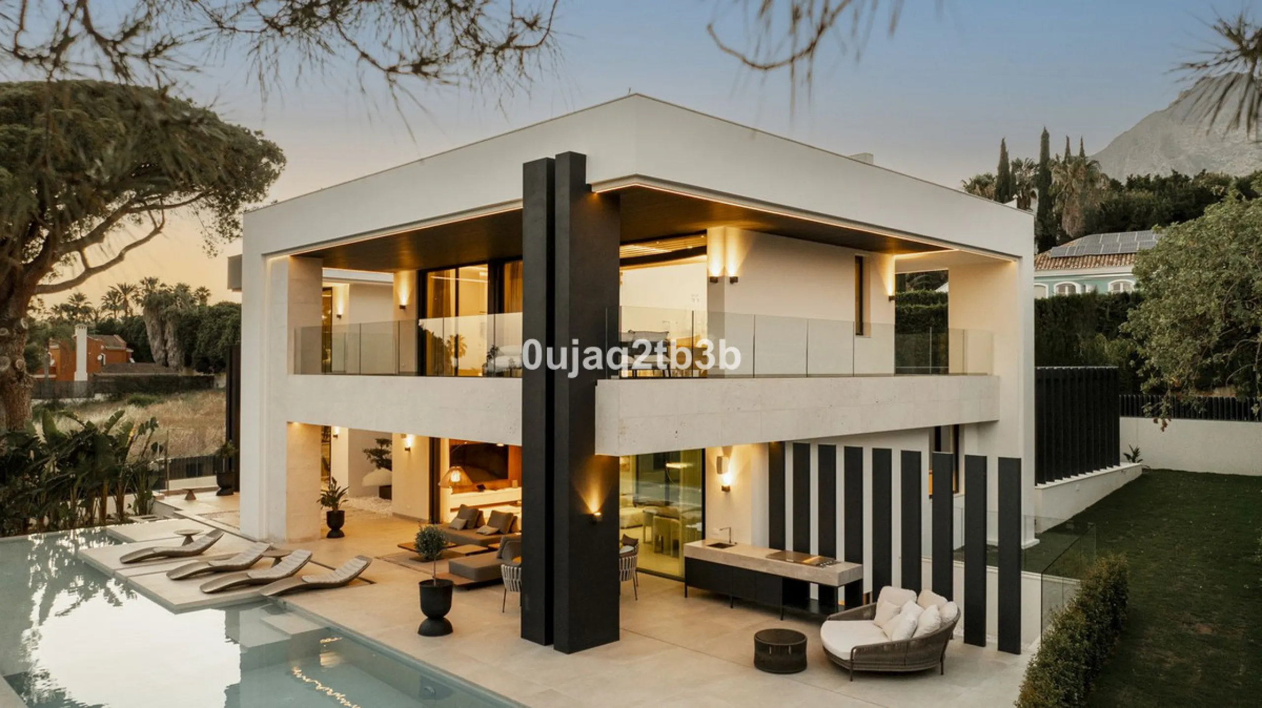 Stunning brand new villa in the best location in Marbella. Perfectly communicated to the main roads that drive you to the airport, Puerto Banús and just a few minutes away from Marbella's center. This state-of-the-art new villa occupies a 1.050m2 plot pos