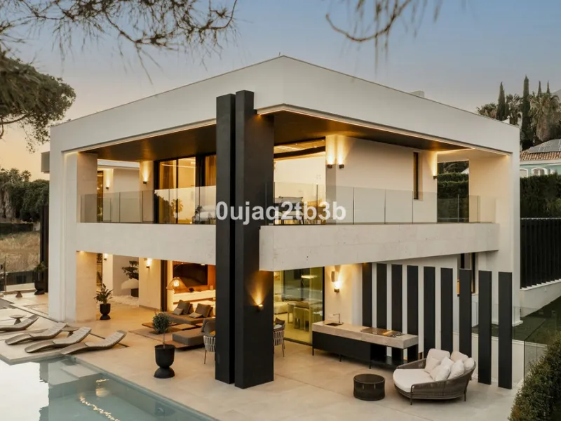 Stunning brand new villa in the best location in Marbella. Perfectly communicated to the main roads that drive you to the airport, Puerto Banús and just a few minutes away from Marbella's center. This state-of-the-art new villa occupies a 1.050m2 plot pos