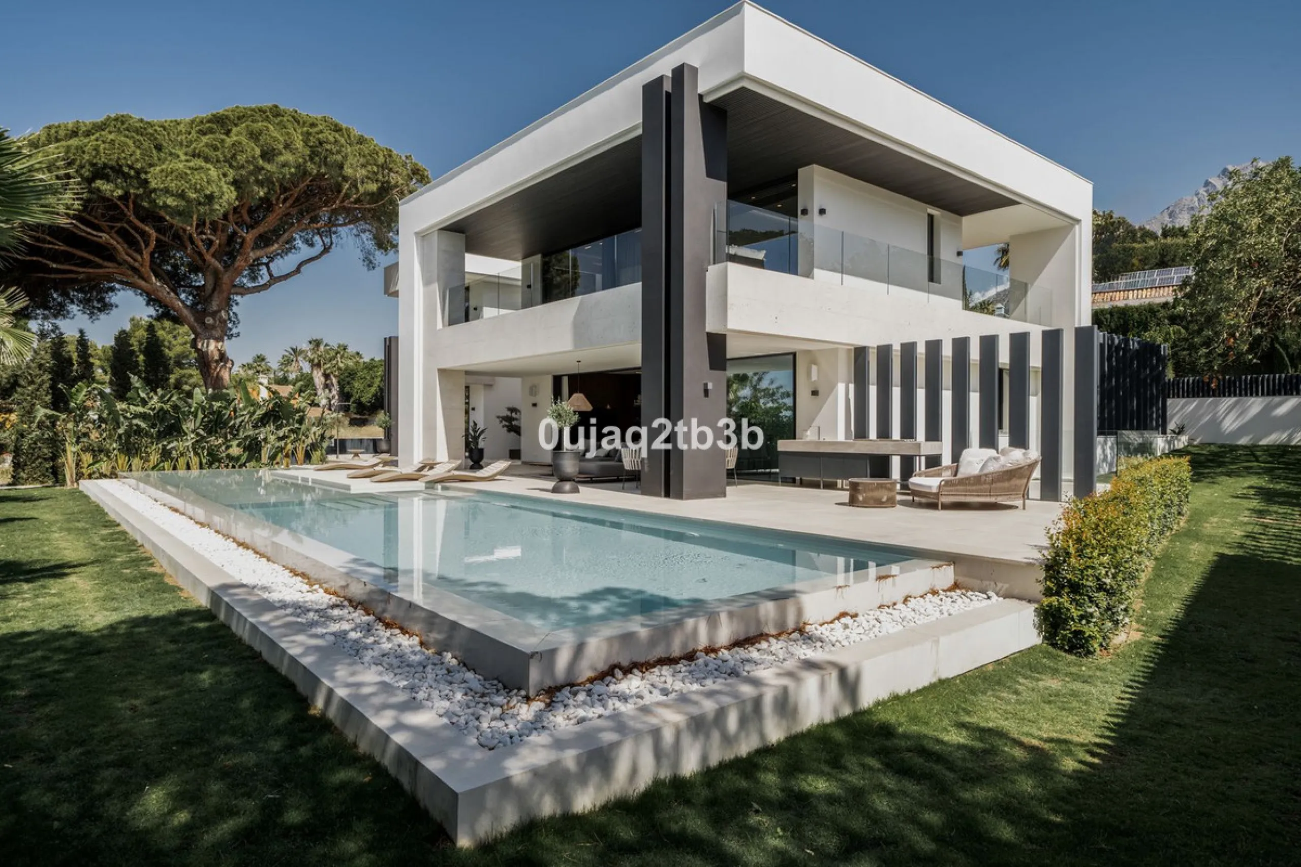 Stunning brand new villa in the best location in Marbella. Perfectly communicated to the main roads that drive you to the airport, Puerto Banús and just a few minutes away from Marbella's center. This state-of-the-art new villa occupies a 1.050m2 plot pos