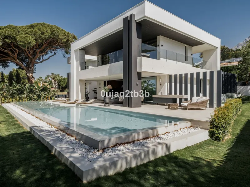 Stunning brand new villa in the best location in Marbella. Perfectly communicated to the main roads that drive you to the airport, Puerto Banús and just a few minutes away from Marbella's center. This state-of-the-art new villa occupies a 1.050m2 plot pos
