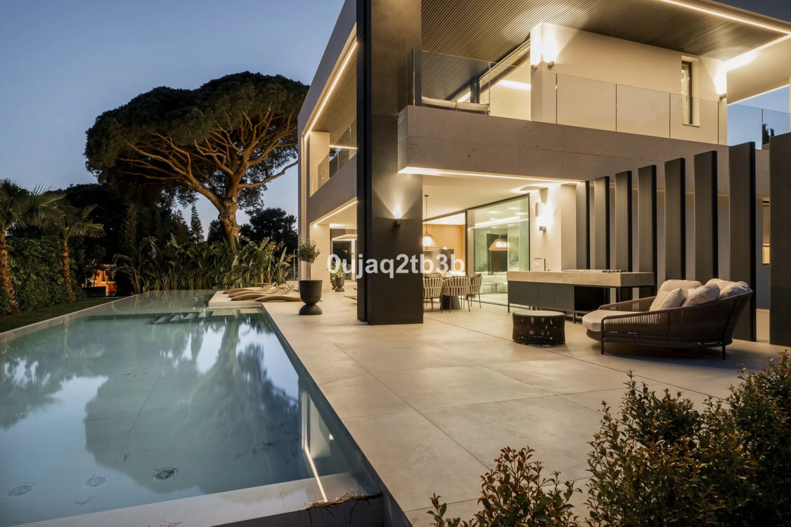 Stunning brand new villa in the best location in Marbella. Perfectly communicated to the main roads that drive you to the airport, Puerto Banús and just a few minutes away from Marbella's center. This state-of-the-art new villa occupies a 1.050m2 plot pos