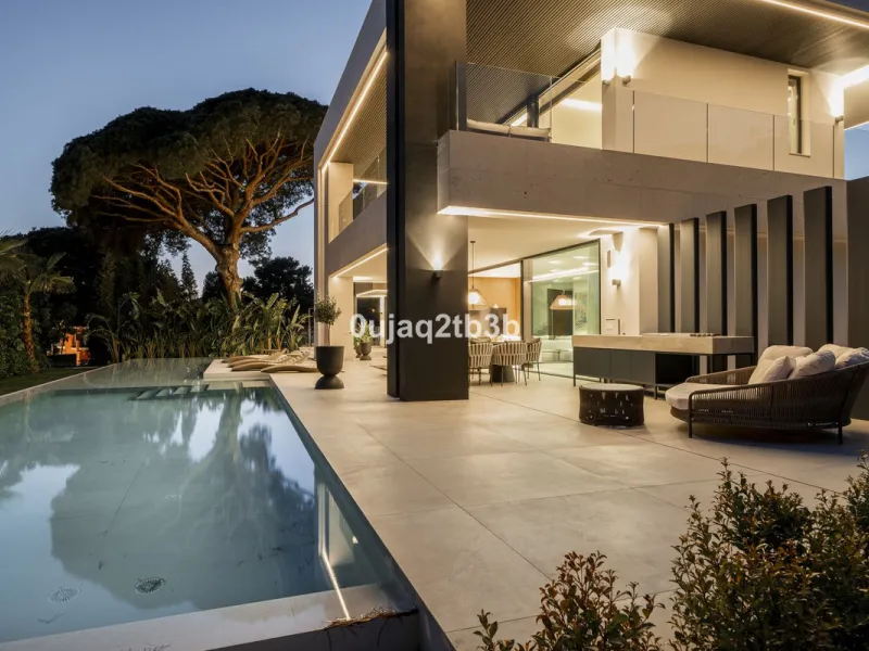 Stunning brand new villa in the best location in Marbella. Perfectly communicated to the main roads that drive you to the airport, Puerto Banús and just a few minutes away from Marbella's center. This state-of-the-art new villa occupies a 1.050m2 plot pos