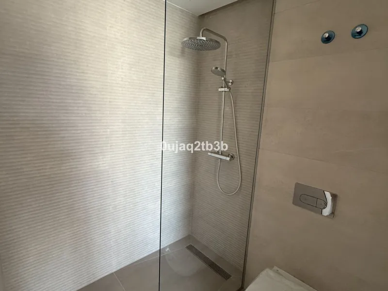 Apartment - Penthouse в продаже в Estepona, Málaga. В доме 3 спален и 3 ванных комнат. Площадь дома 196 м²