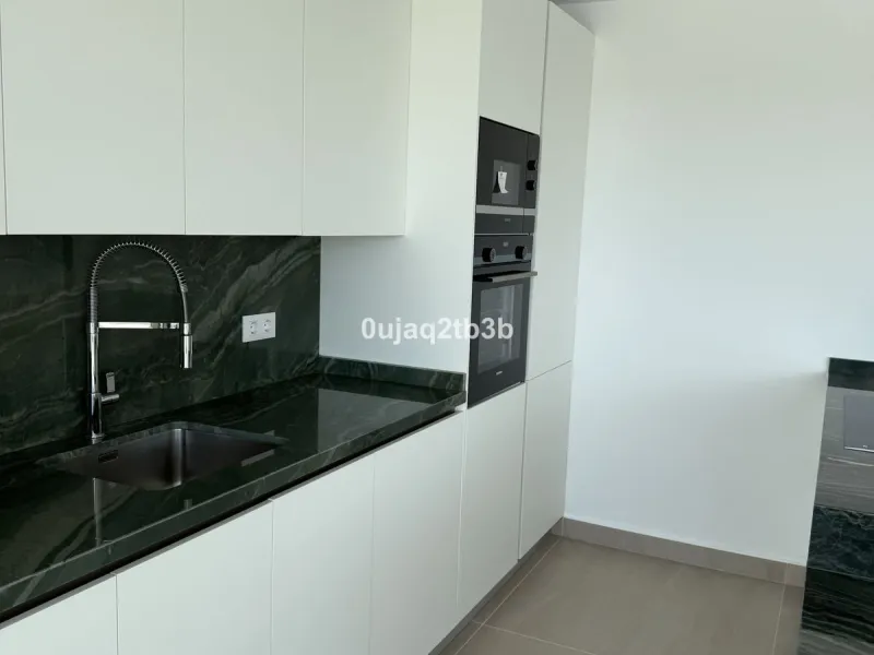 Apartment - Penthouse в продаже в Estepona, Málaga. В доме 3 спален и 3 ванных комнат. Площадь дома 196 м²