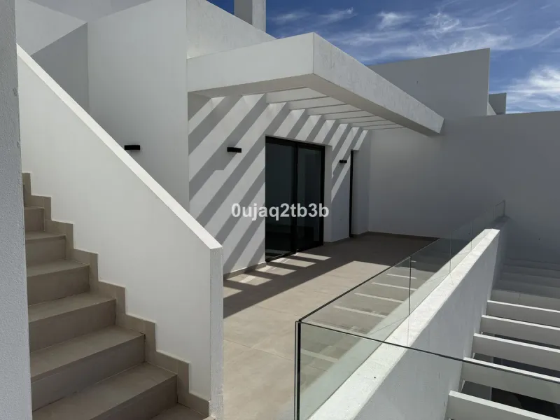 Apartment - Penthouse в продаже в Estepona, Málaga. В доме 3 спален и 3 ванных комнат. Площадь дома 196 м²