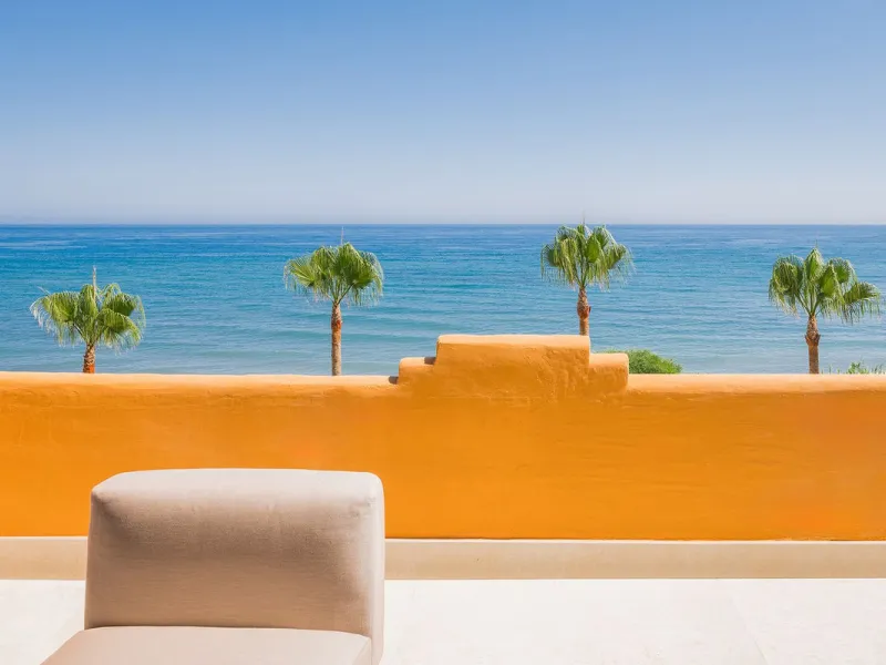 Apartment located in the luxurious Torre Bermeja residential complex, a gated community with 24-hour security, known for its '5-star' facilities, including 2 outdoor swimming pools, 2 gyms, an indoor swimming pool and 2 saunas. It has direct access to the