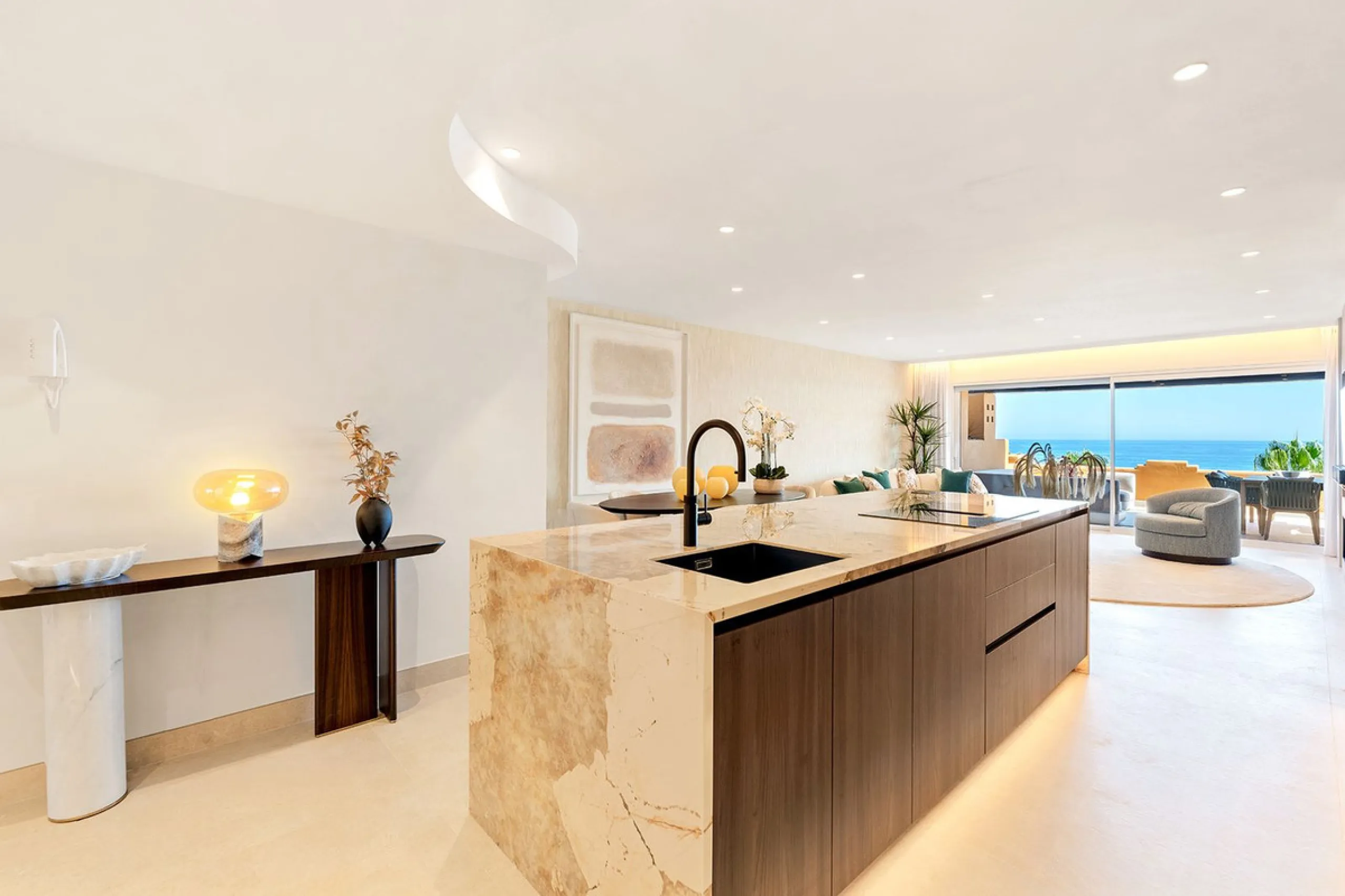 Apartment - Middle Floor Apartment в продаже в Estepona, Málaga. В доме 4 спален и 4 ванных комнат. Площадь дома 183 м²