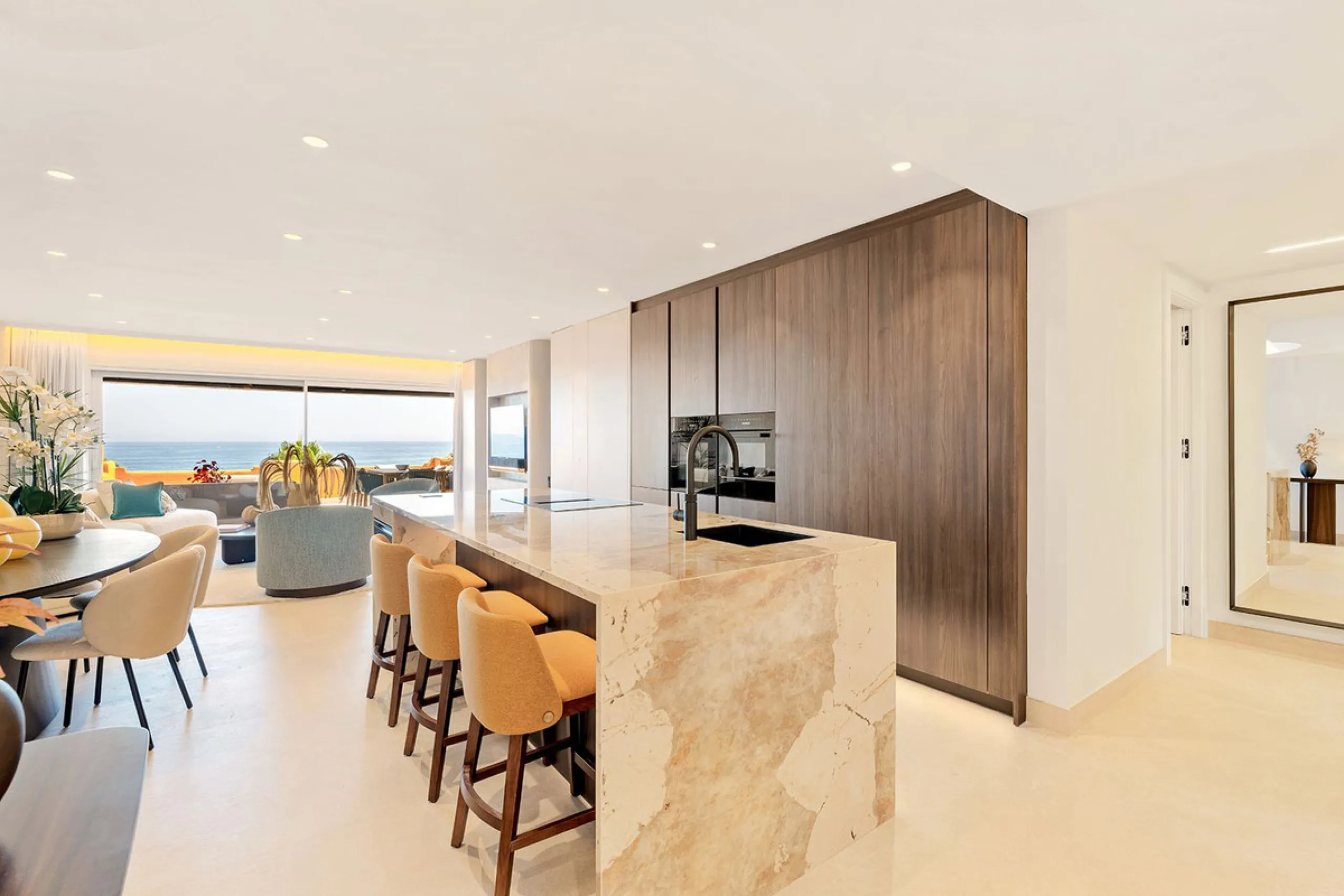 Apartment - Middle Floor Apartment в продаже в Estepona, Málaga. В доме 4 спален и 4 ванных комнат. Площадь дома 183 м²