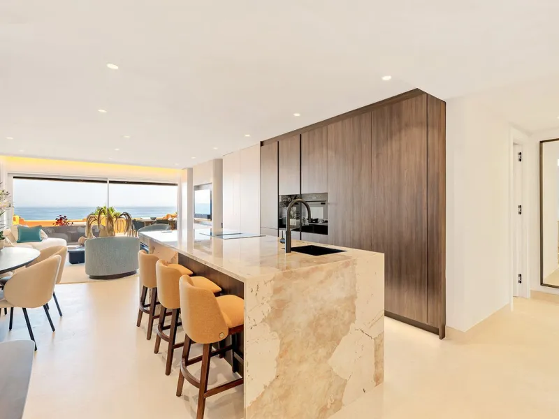 Apartment - Middle Floor Apartment в продаже в Estepona, Málaga. В доме 4 спален и 4 ванных комнат. Площадь дома 183 м²