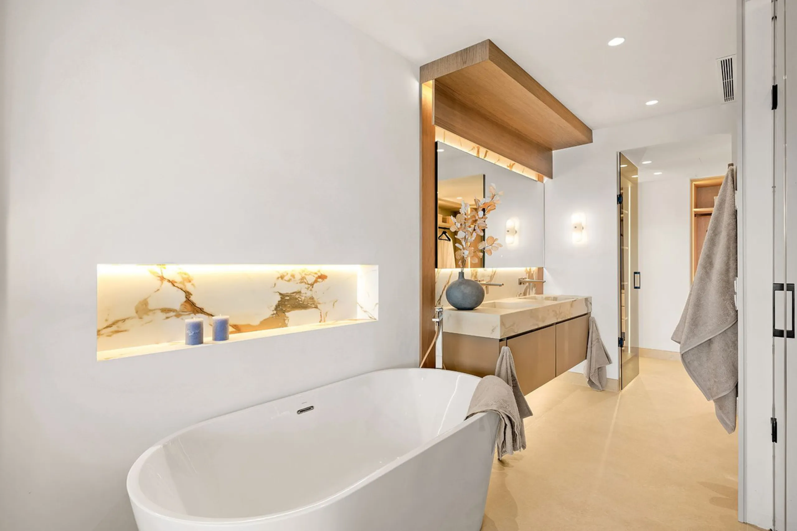 Apartment - Middle Floor Apartment в продаже в Estepona, Málaga. В доме 4 спален и 4 ванных комнат. Площадь дома 183 м²