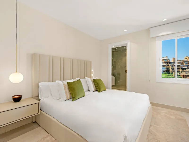 Apartment - Middle Floor Apartment в продаже в Estepona, Málaga. В доме 4 спален и 4 ванных комнат. Площадь дома 183 м²