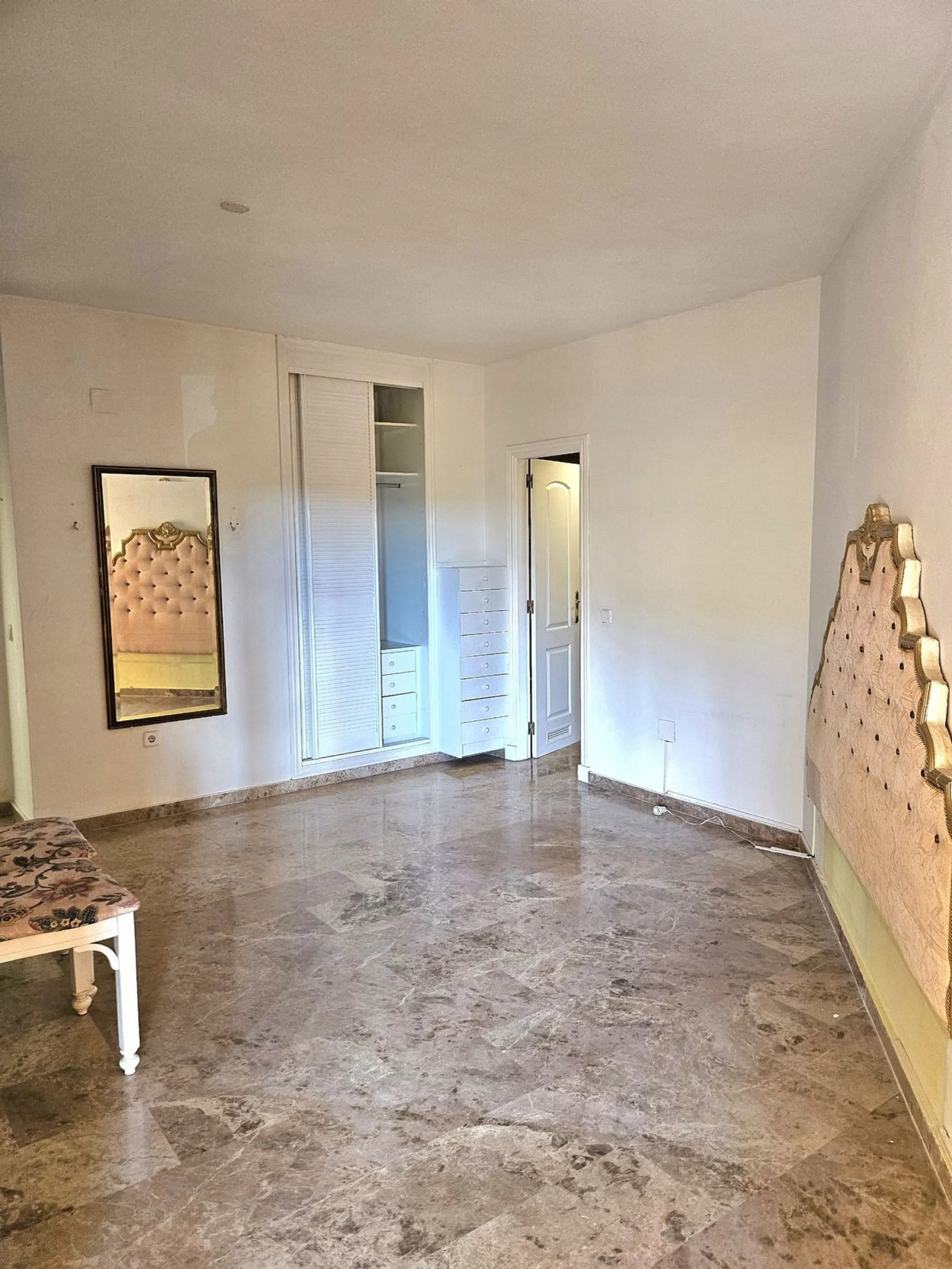 Lovely beachside apartment located in San Pedro.