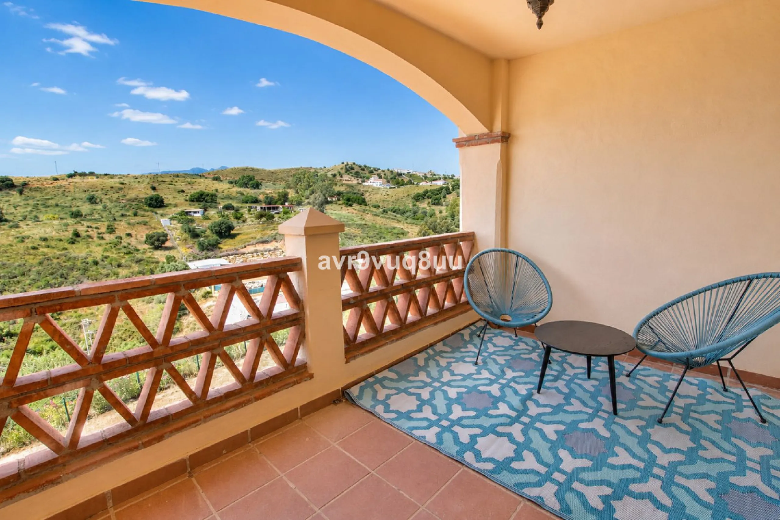 A very comfortable home located in the well established urbanisation of Mijas Golf. This spacious house has bright spacious rooms throughout including, on the top floor, a brand new open plan kitchen, lovely lounge diner with fireplace plus a large bedroo