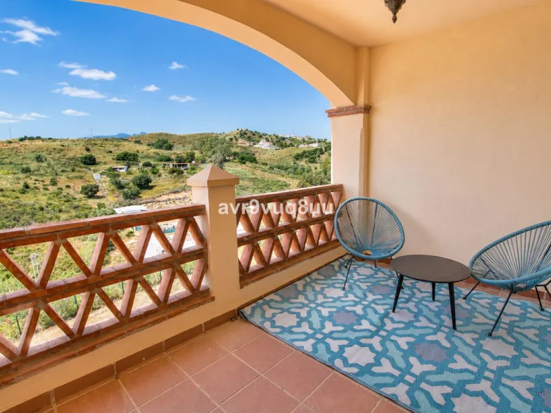 A very comfortable home located in the well established urbanisation of Mijas Golf. This spacious house has bright spacious rooms throughout including, on the top floor, a brand new open plan kitchen, lovely lounge diner with fireplace plus a large bedroo