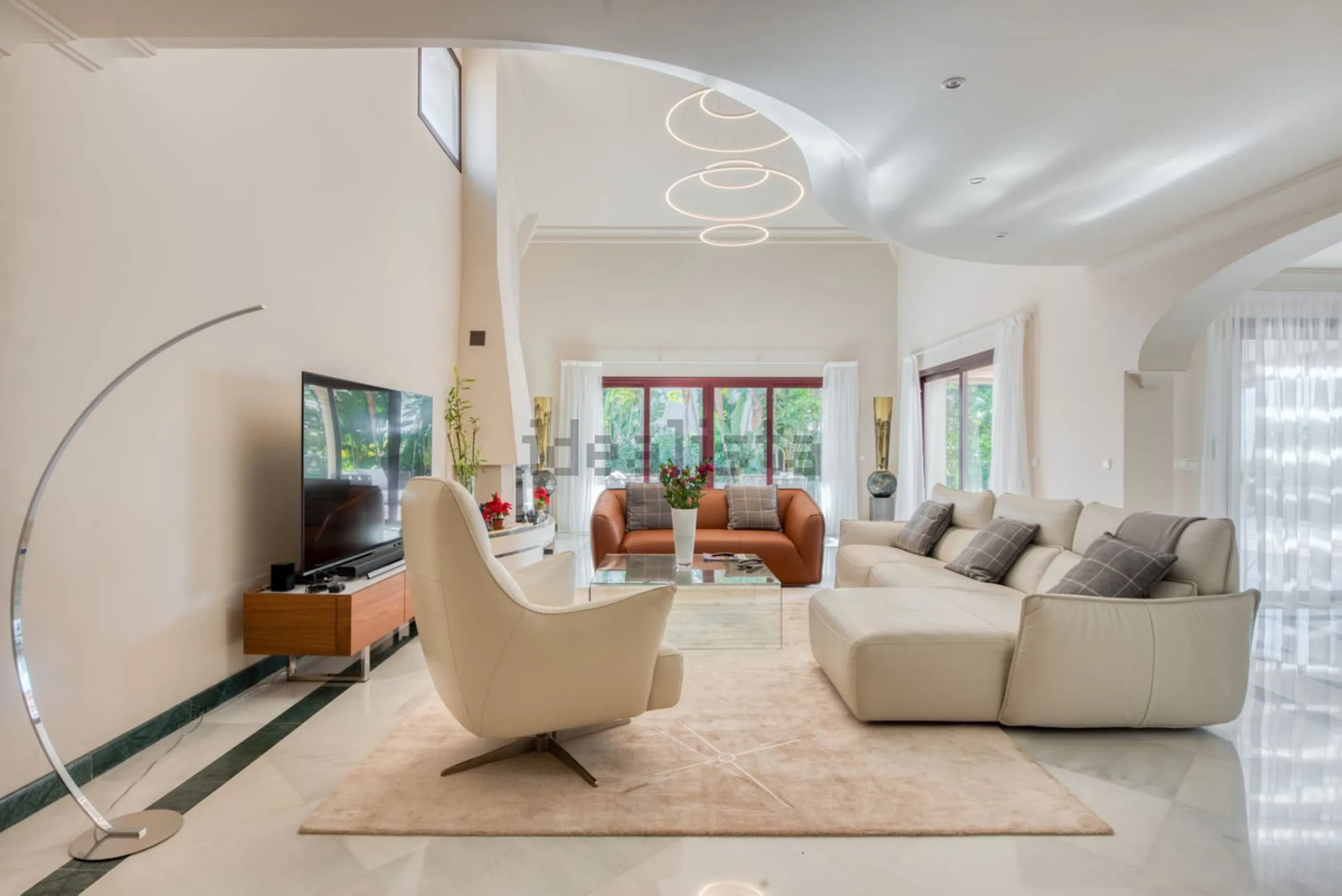 Elegant five bedroom luxury villa in Los Flamingos. This impeccably presented villa brings together a combination of facilities, a children's garden and a pool area. The villa has underfloor heating throughout the house, marble bathrooms and floors, an in