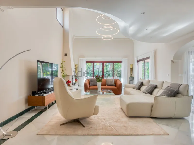 Elegant five bedroom luxury villa in Los Flamingos. This impeccably presented villa brings together a combination of facilities, a children's garden and a pool area. The villa has underfloor heating throughout the house, marble bathrooms and floors, an in