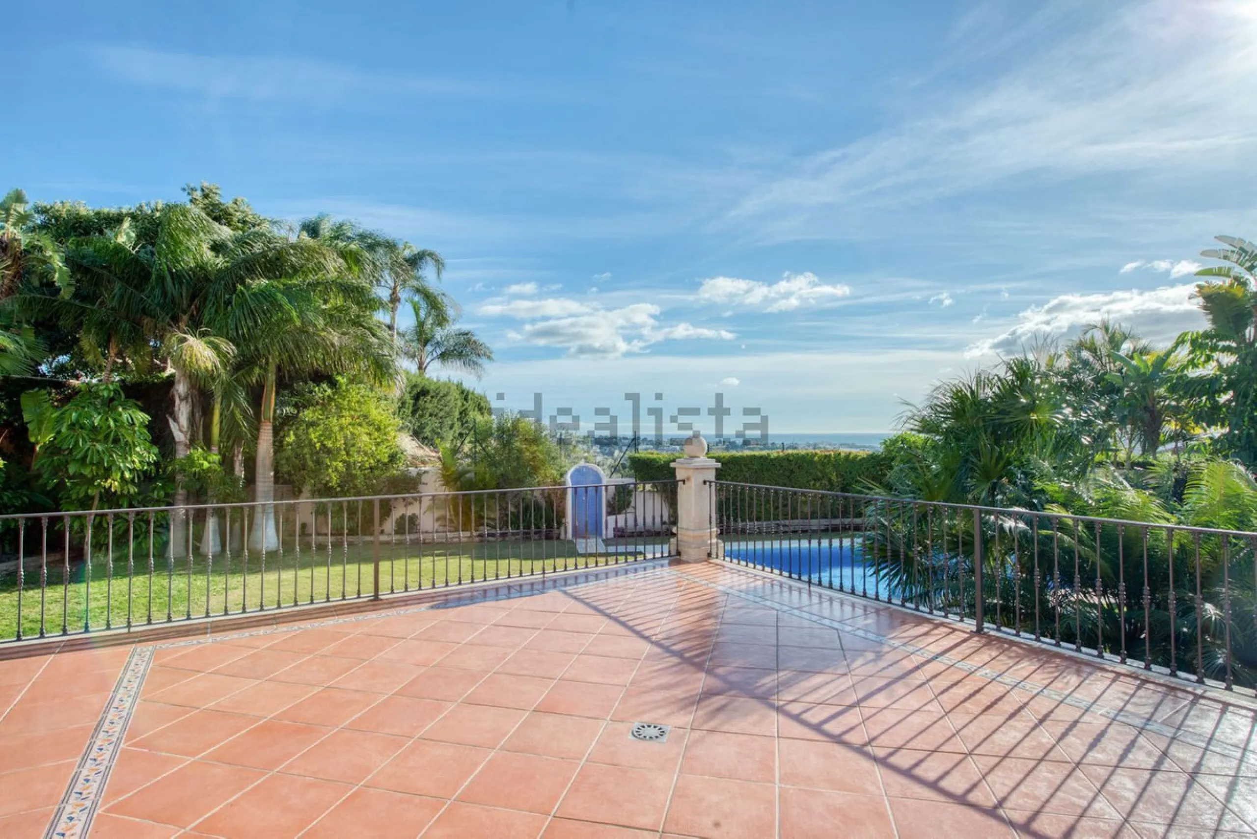 Elegant five bedroom luxury villa in Los Flamingos. This impeccably presented villa brings together a combination of facilities, a children's garden and a pool area. The villa has underfloor heating throughout the house, marble bathrooms and floors, an in
