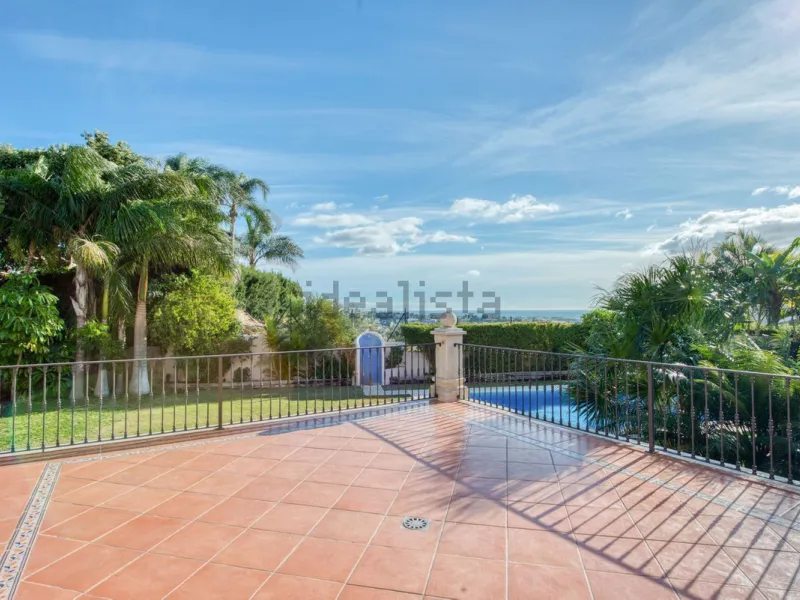 Elegant five bedroom luxury villa in Los Flamingos. This impeccably presented villa brings together a combination of facilities, a children's garden and a pool area. The villa has underfloor heating throughout the house, marble bathrooms and floors, an in