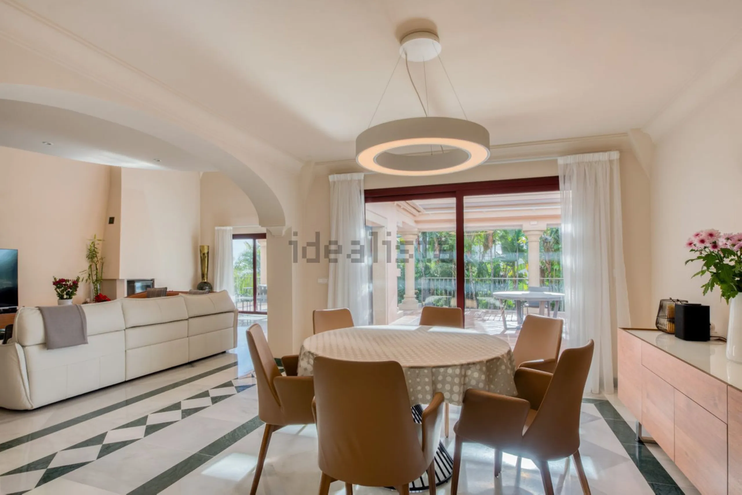 Elegant five bedroom luxury villa in Los Flamingos. This impeccably presented villa brings together a combination of facilities, a children's garden and a pool area. The villa has underfloor heating throughout the house, marble bathrooms and floors, an in