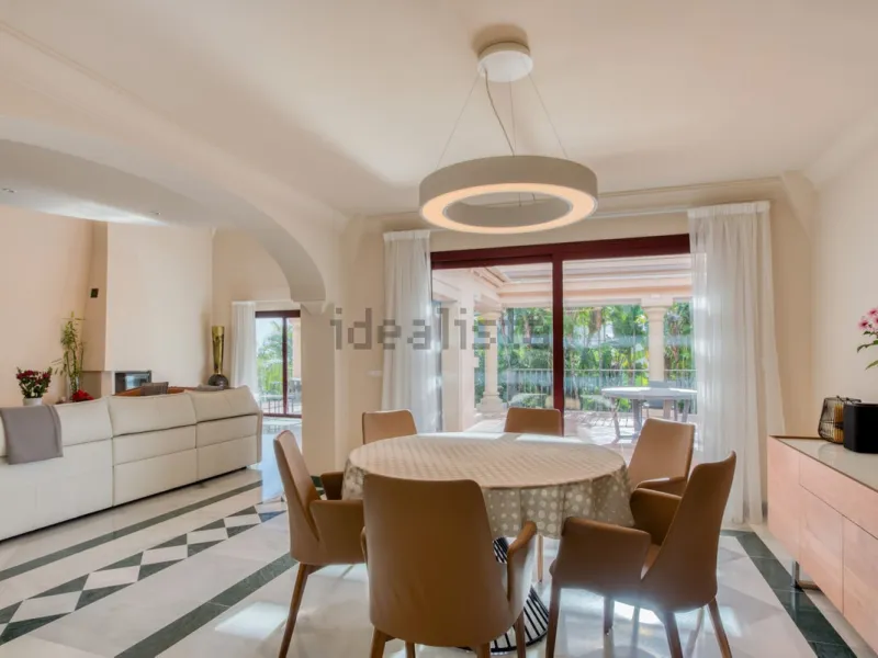 Elegant five bedroom luxury villa in Los Flamingos. This impeccably presented villa brings together a combination of facilities, a children's garden and a pool area. The villa has underfloor heating throughout the house, marble bathrooms and floors, an in