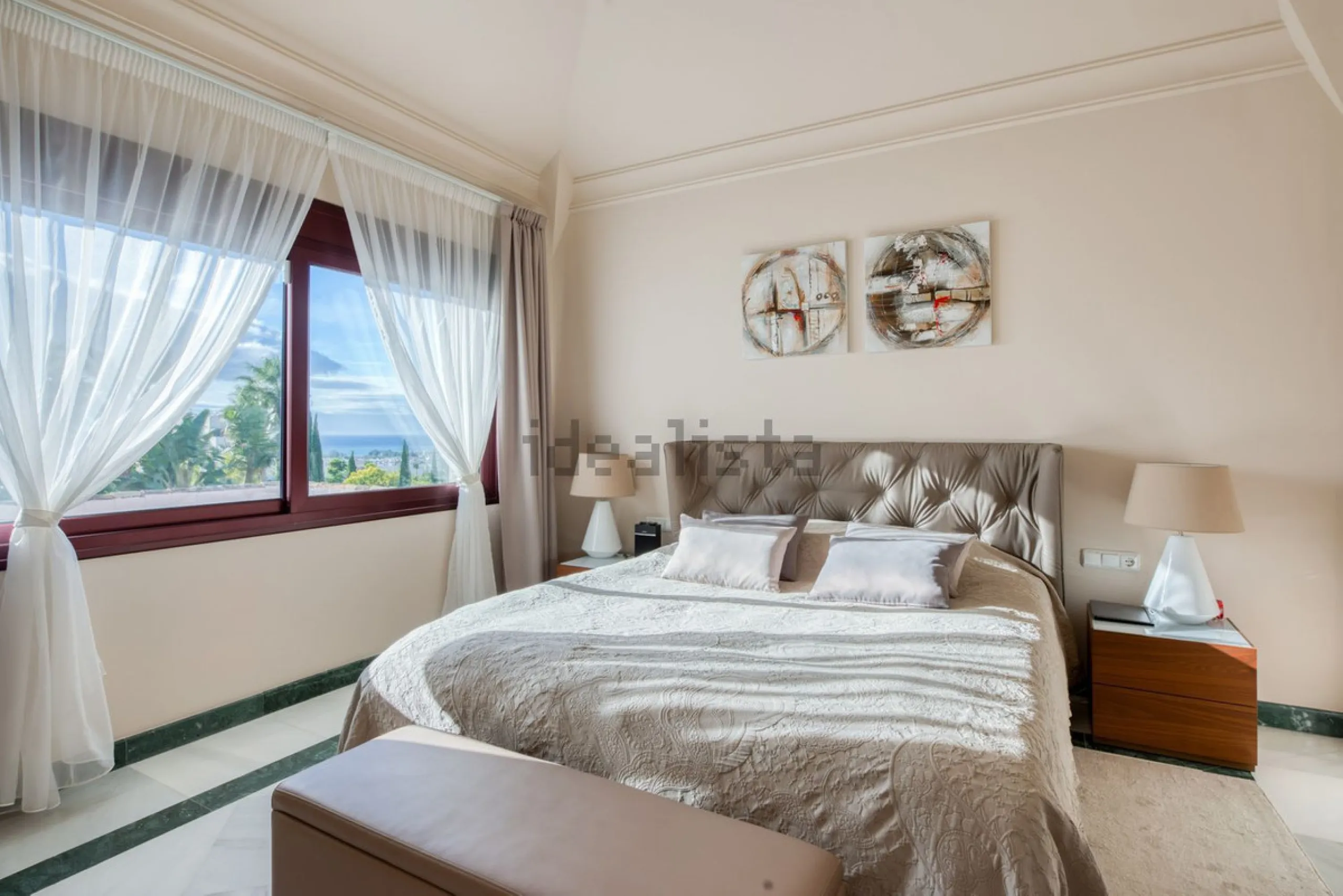 Elegant five bedroom luxury villa in Los Flamingos. This impeccably presented villa brings together a combination of facilities, a children's garden and a pool area. The villa has underfloor heating throughout the house, marble bathrooms and floors, an in