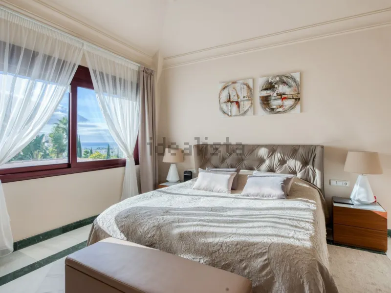 Elegant five bedroom luxury villa in Los Flamingos. This impeccably presented villa brings together a combination of facilities, a children's garden and a pool area. The villa has underfloor heating throughout the house, marble bathrooms and floors, an in