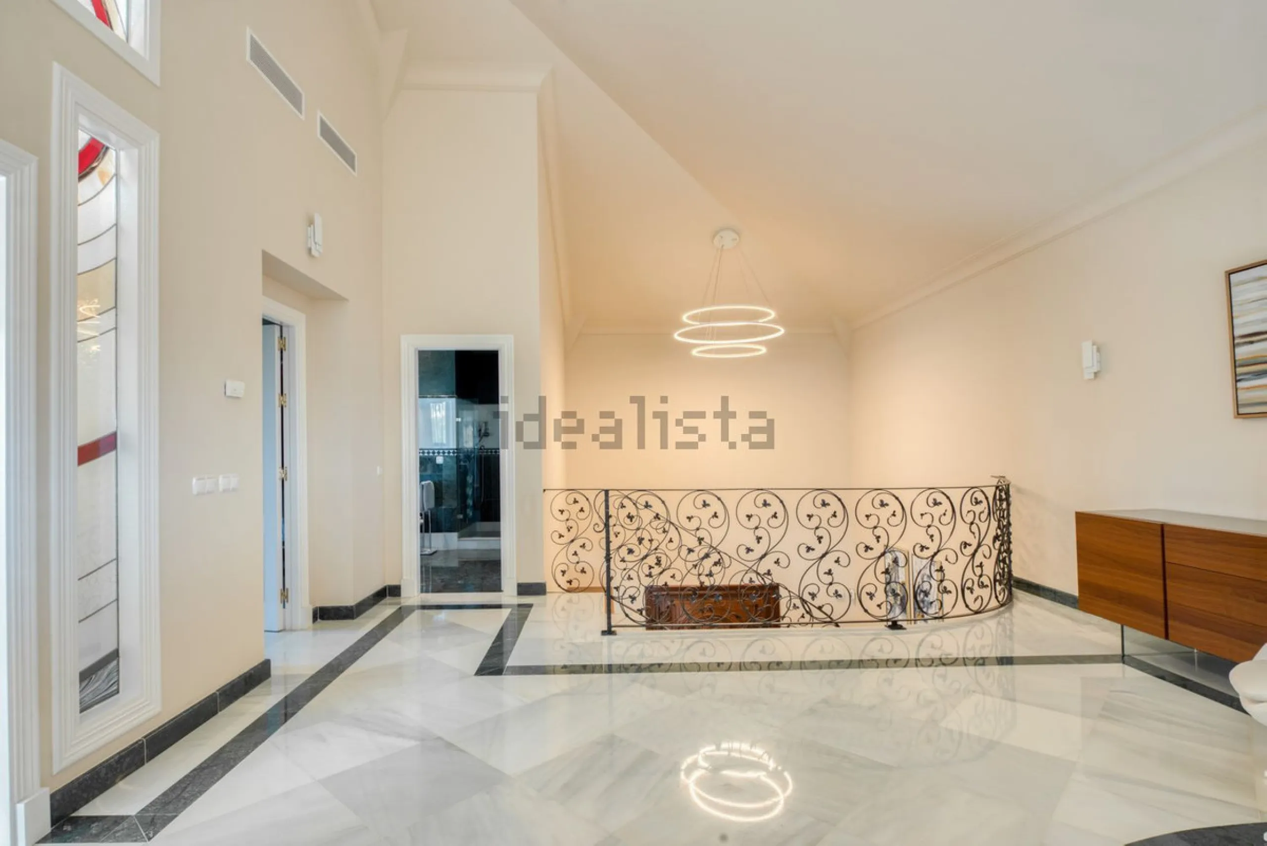 Elegant five bedroom luxury villa in Los Flamingos. This impeccably presented villa brings together a combination of facilities, a children's garden and a pool area. The villa has underfloor heating throughout the house, marble bathrooms and floors, an in