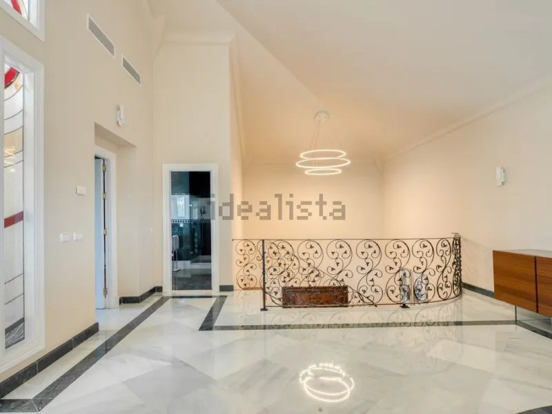 Elegant five bedroom luxury villa in Los Flamingos. This impeccably presented villa brings together a combination of facilities, a children's garden and a pool area. The villa has underfloor heating throughout the house, marble bathrooms and floors, an in