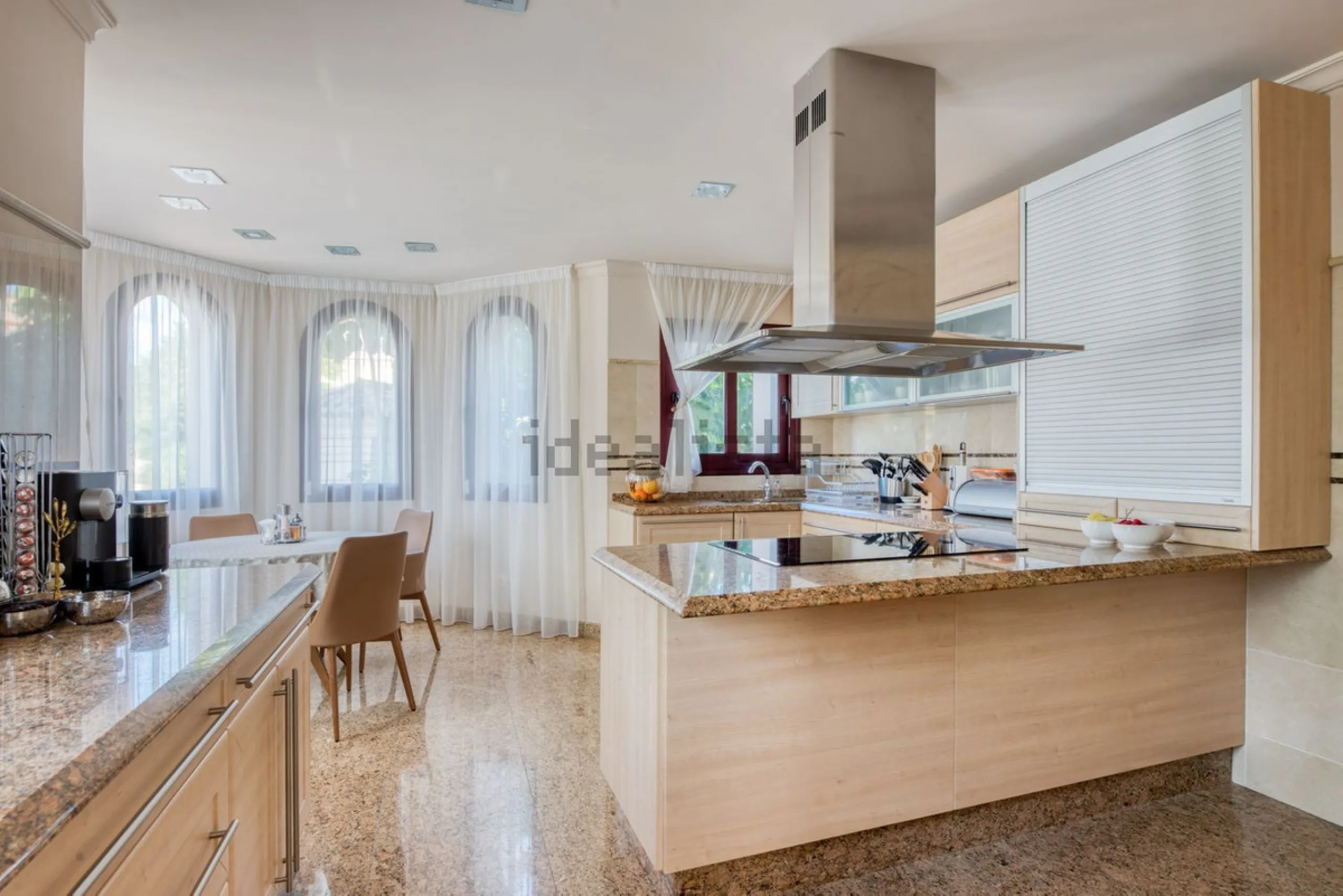 Elegant five bedroom luxury villa in Los Flamingos. This impeccably presented villa brings together a combination of facilities, a children's garden and a pool area. The villa has underfloor heating throughout the house, marble bathrooms and floors, an in