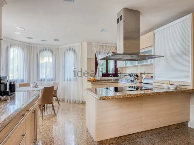 Elegant five bedroom luxury villa in Los Flamingos. This impeccably presented villa brings together a combination of facilities, a children's garden and a pool area. The villa has underfloor heating throughout the house, marble bathrooms and floors, an in