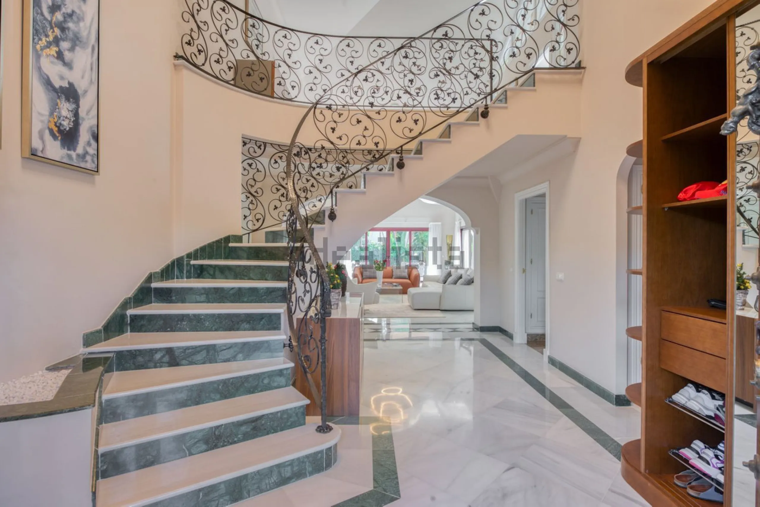 Elegant five bedroom luxury villa in Los Flamingos. This impeccably presented villa brings together a combination of facilities, a children's garden and a pool area. The villa has underfloor heating throughout the house, marble bathrooms and floors, an in