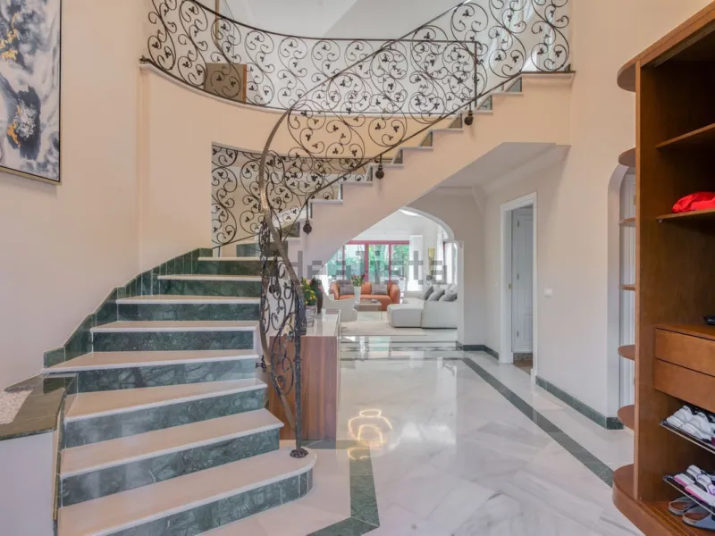 Elegant five bedroom luxury villa in Los Flamingos. This impeccably presented villa brings together a combination of facilities, a children's garden and a pool area. The villa has underfloor heating throughout the house, marble bathrooms and floors, an in