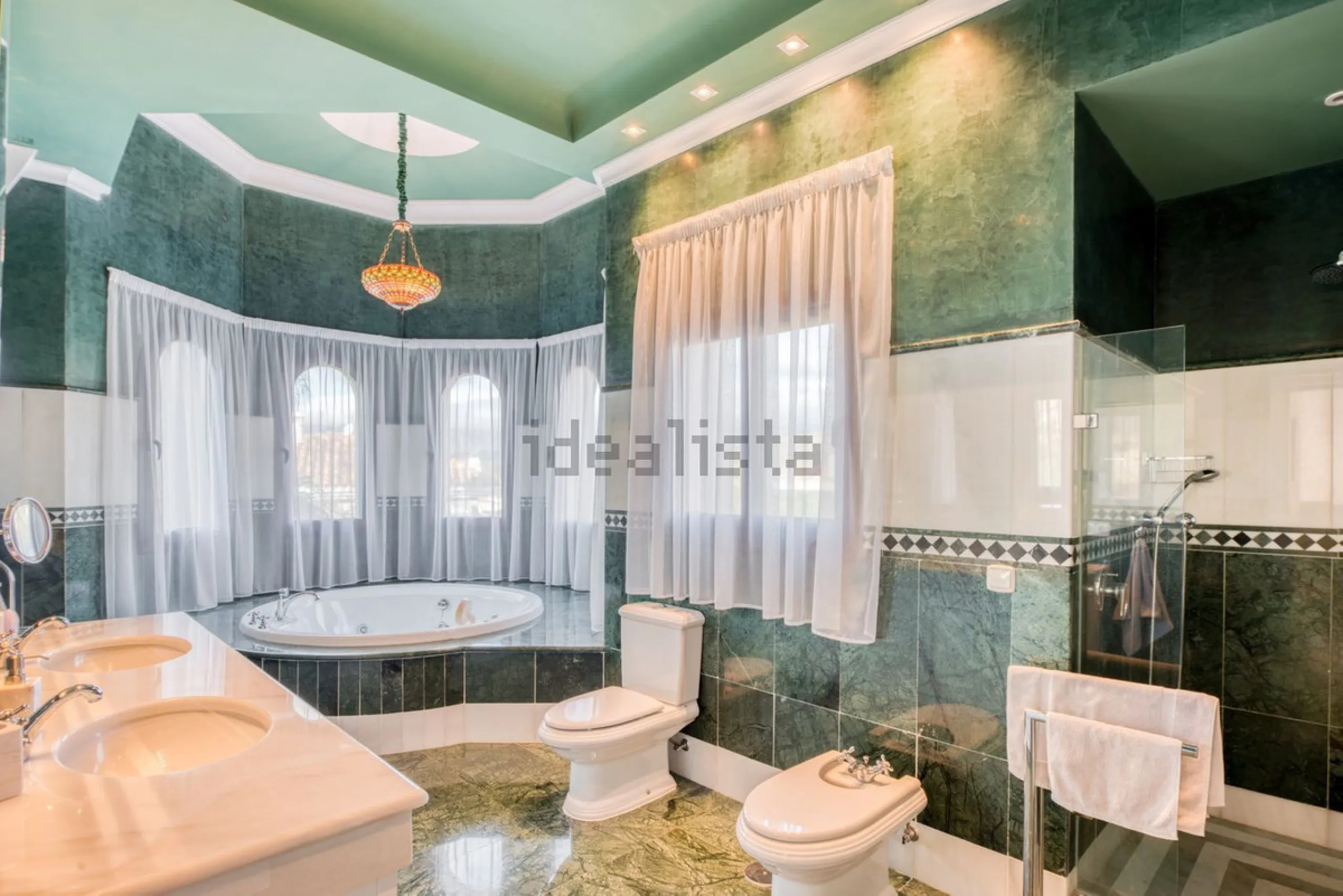 Elegant five bedroom luxury villa in Los Flamingos. This impeccably presented villa brings together a combination of facilities, a children's garden and a pool area. The villa has underfloor heating throughout the house, marble bathrooms and floors, an in