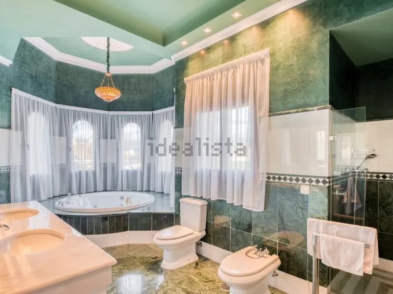 Elegant five bedroom luxury villa in Los Flamingos. This impeccably presented villa brings together a combination of facilities, a children's garden and a pool area. The villa has underfloor heating throughout the house, marble bathrooms and floors, an in