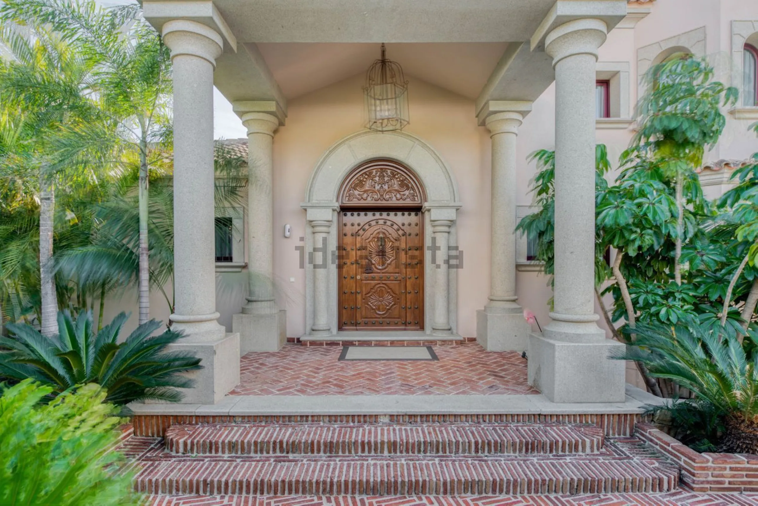 Elegant five bedroom luxury villa in Los Flamingos. This impeccably presented villa brings together a combination of facilities, a children's garden and a pool area. The villa has underfloor heating throughout the house, marble bathrooms and floors, an in