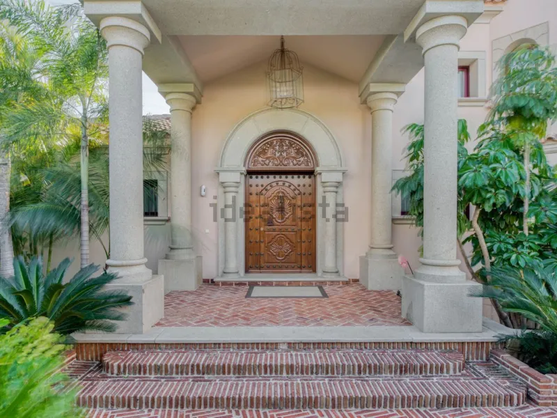 Elegant five bedroom luxury villa in Los Flamingos. This impeccably presented villa brings together a combination of facilities, a children's garden and a pool area. The villa has underfloor heating throughout the house, marble bathrooms and floors, an in