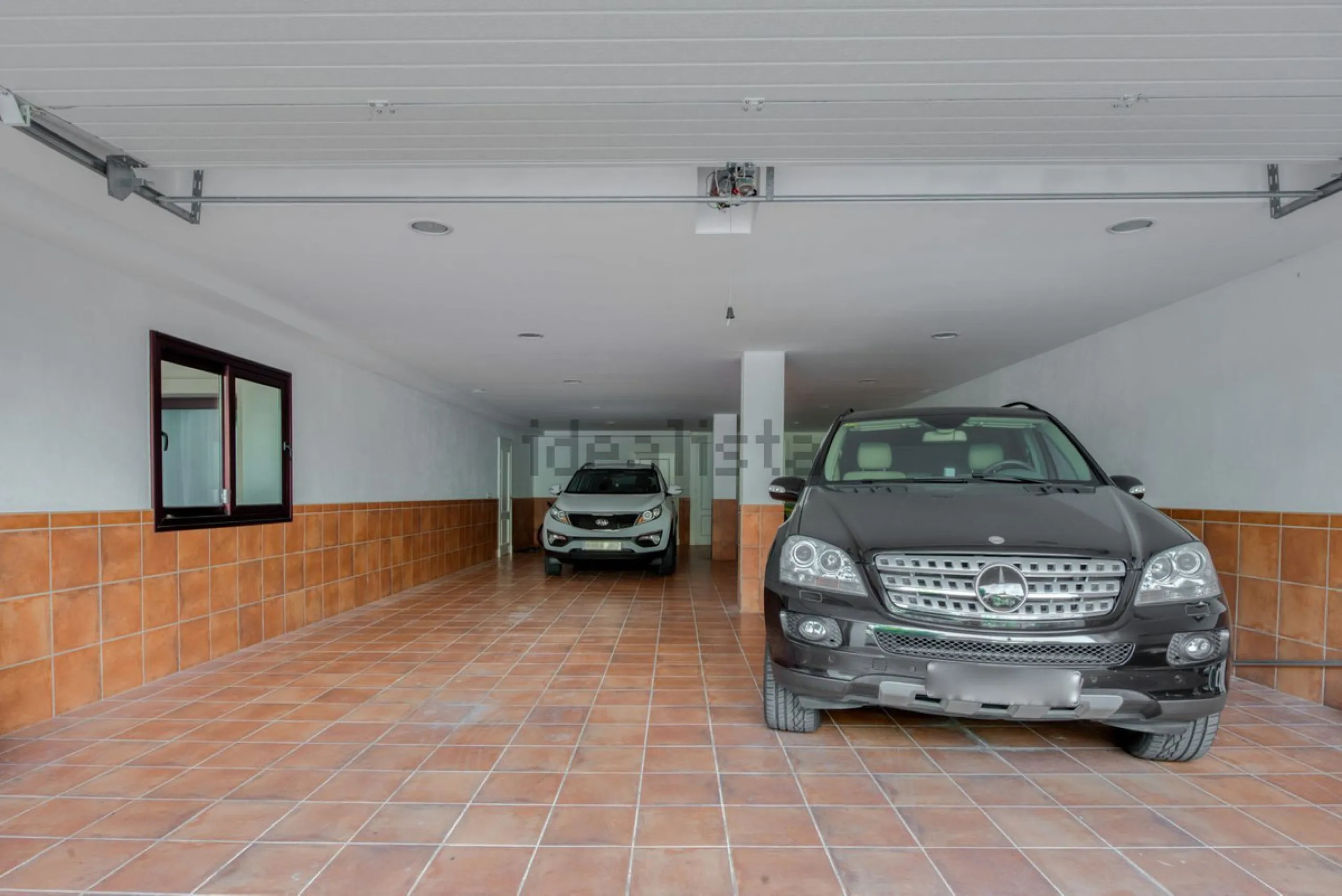 Elegant five bedroom luxury villa in Los Flamingos. This impeccably presented villa brings together a combination of facilities, a children's garden and a pool area. The villa has underfloor heating throughout the house, marble bathrooms and floors, an in